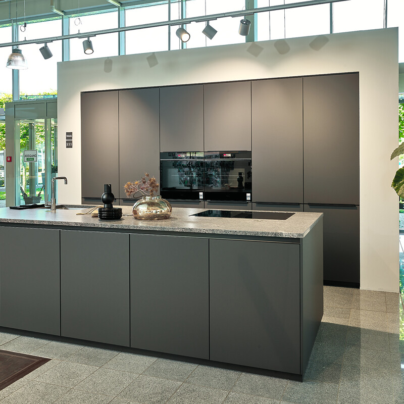 Ekelhoff Küchen Angebot eine schwarze Küche mit Insel von Contur