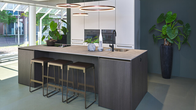 SieMatic SLX im Küchen Abverkauf mit Kochinsel bei Ekelhoff Küchen