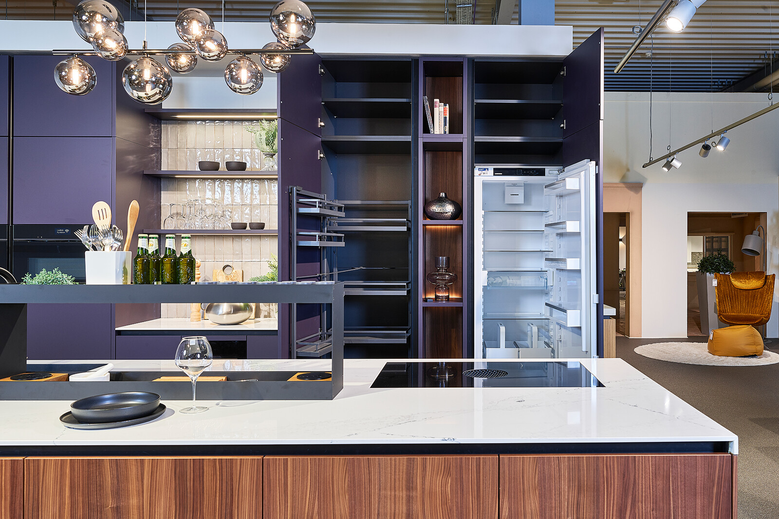 Showroomkeuken: next125 designkeuken in aubergine met extra hoge kasten