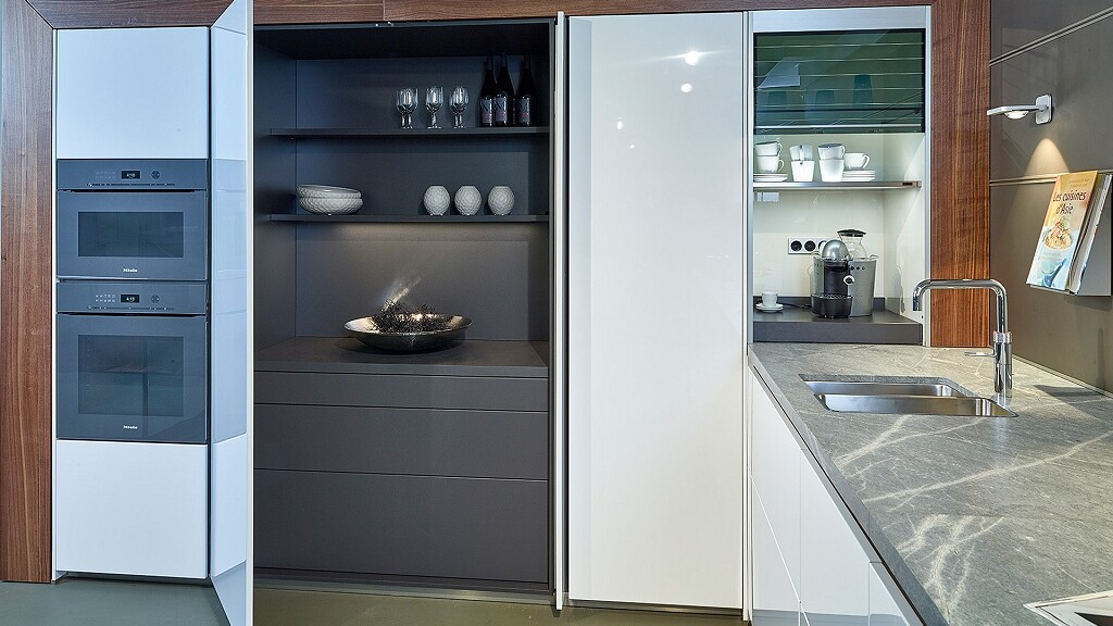 hoge keukenkast - Witte keuken van Ekelhoff Keukens - showroomkeuken