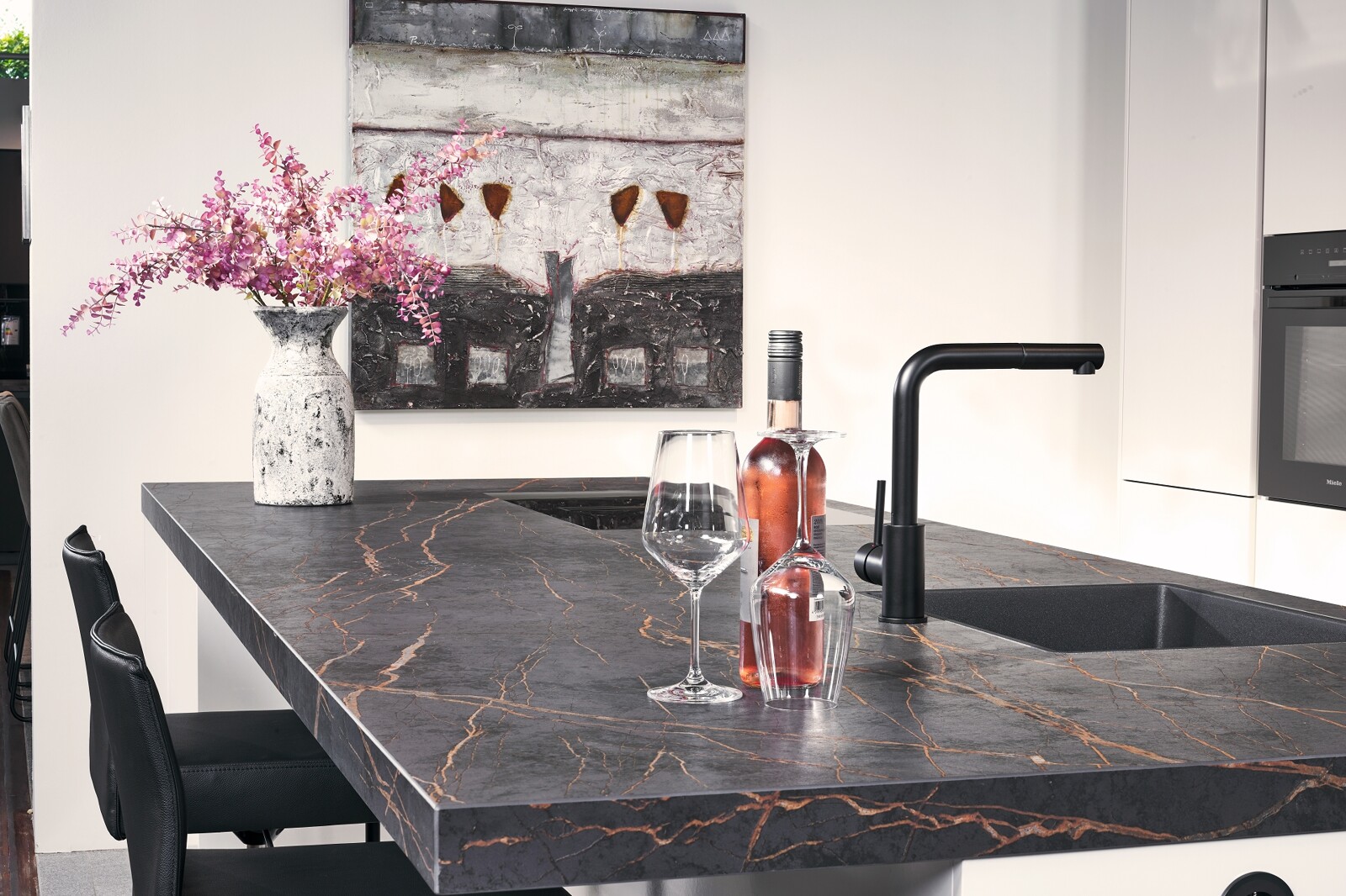 Showroomkeuken: eilandkeuken in hoogglans schelpwit met keramiek blad en bar - Ekelhoff