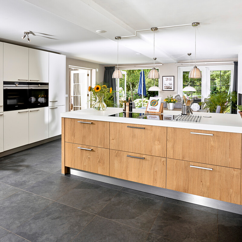 Große Contur-Küche von Schüller Küchen in Mattweiß und heller Eiche, bestehend aus Rückwand mit Hochschränken und Küchenzeile mit Halbinsel. Küche skandinavisch.