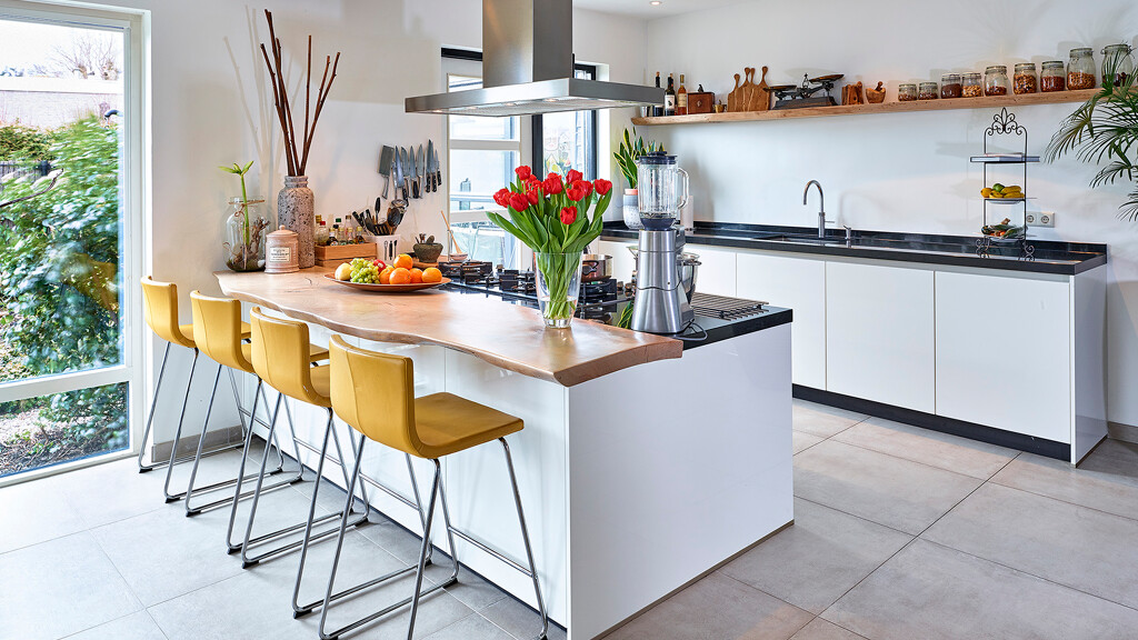 Strak witte kookeiland met Bar - Keukenwinkel Ekelhoff Duitsland