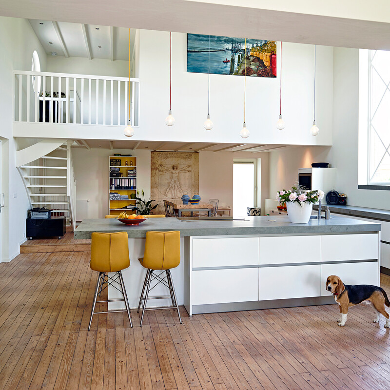 Weiße Conturküche mit Betonlook-Arbeitsplatte von Ekelhoff Küchen