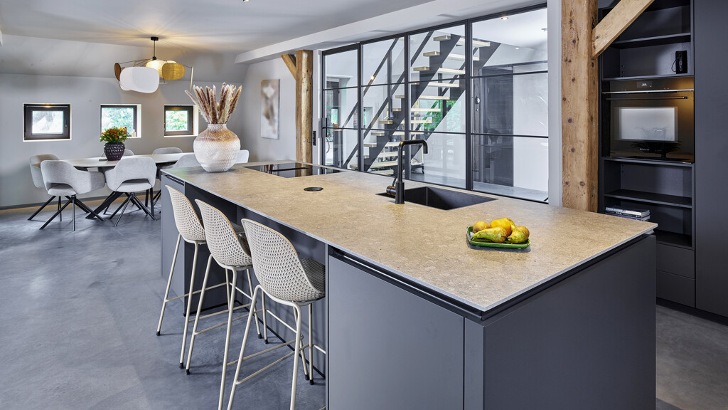 Mattschwarze Inselküche mit Dekton Arbeitsplatte - realisiert von Ekelhoff Küchen in Nordhorn.