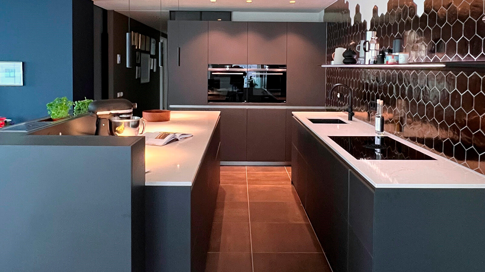 next125 keuken NX912 droomkeuken in lavazwart met matglasfronten