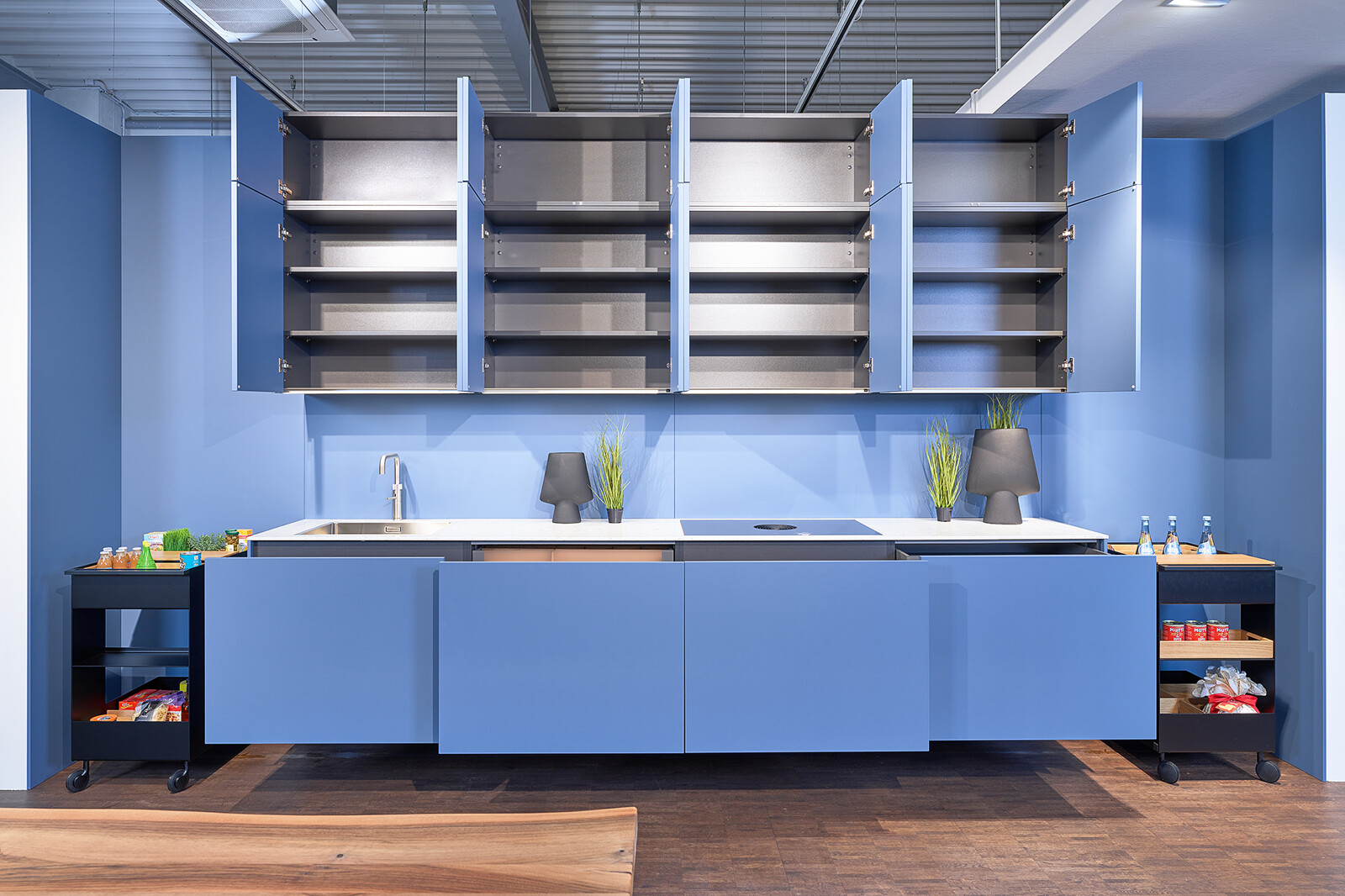 Showroomkeuken: next125 Blauwe designkeuken met hoge bovenkasten
