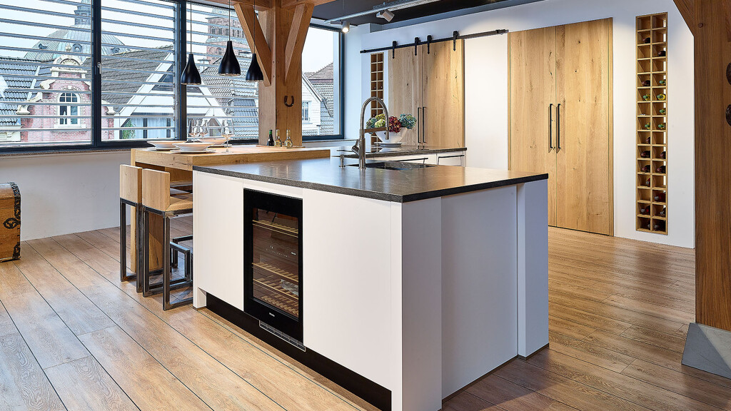 Handgefertigte Küche in Eiche und Weiß mit großer L-förmiger Insel