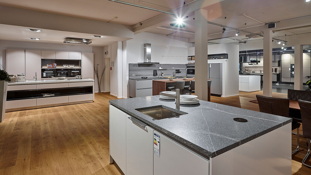 Verschillende showroomkeukens op de eerste verdieping van keukenhuis Ekelhoff