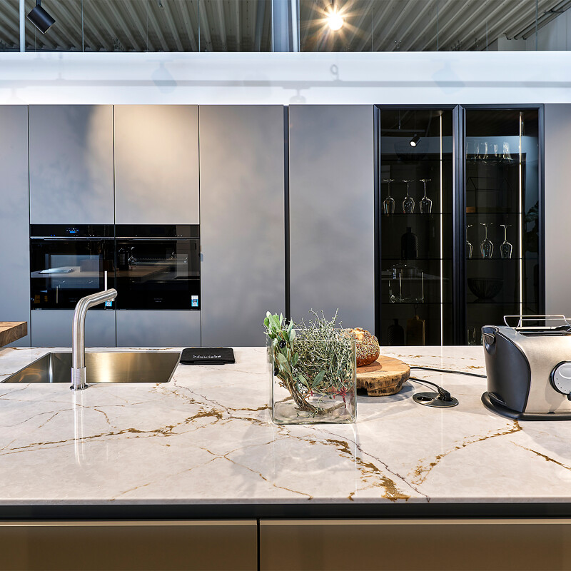 Sandgraue Küche von Ballerina mit Insel, Komposit-Arbeitsplatte in der Farbe Versailles Ivory und Barplatte