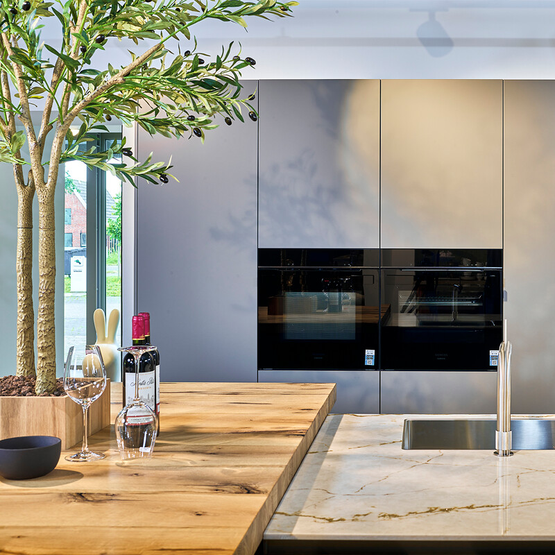 Sandgraue Küche von Ballerina mit Insel, Vitrinen, Komposit-Arbeitsplatte und Barplatte