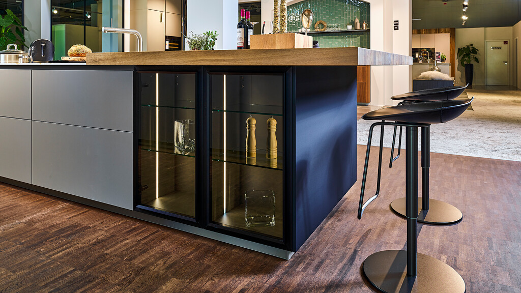 Sandgraue Küche von Ballerina mit Vitrinenschränken, Insel und Barplatte