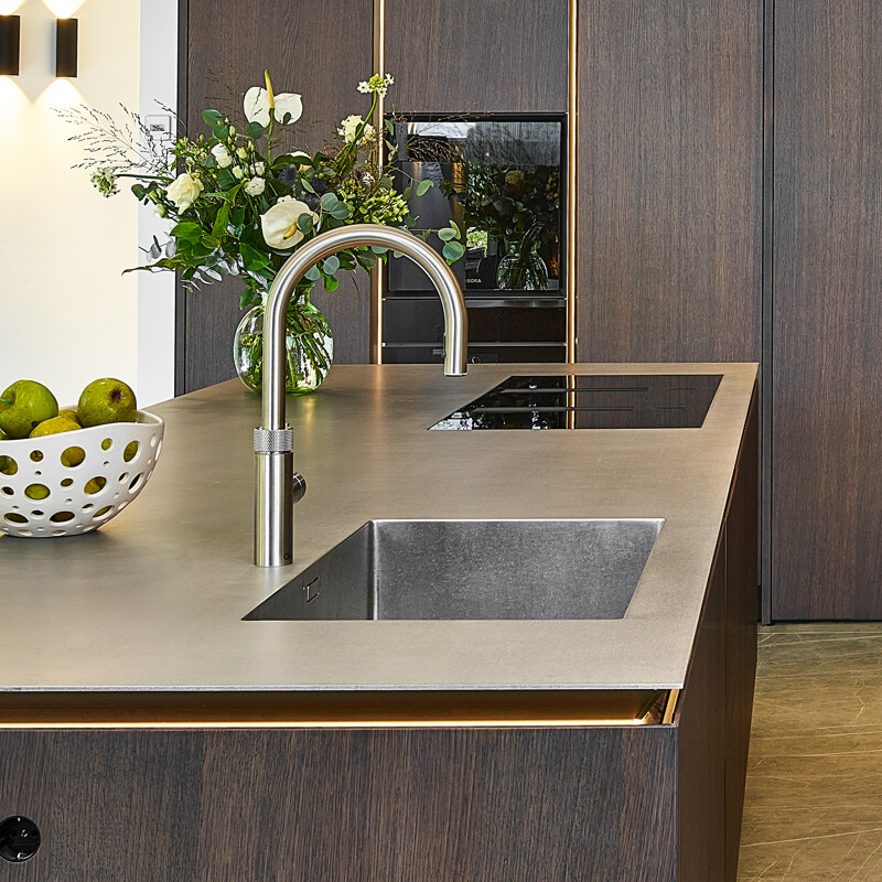 Tolle SieMatic SLX Küche mit Fronten aus Oak Hazel Brown und einer Edelstahl Arbeitsplatte. Realisiert durch Ekelhoff Küchen.