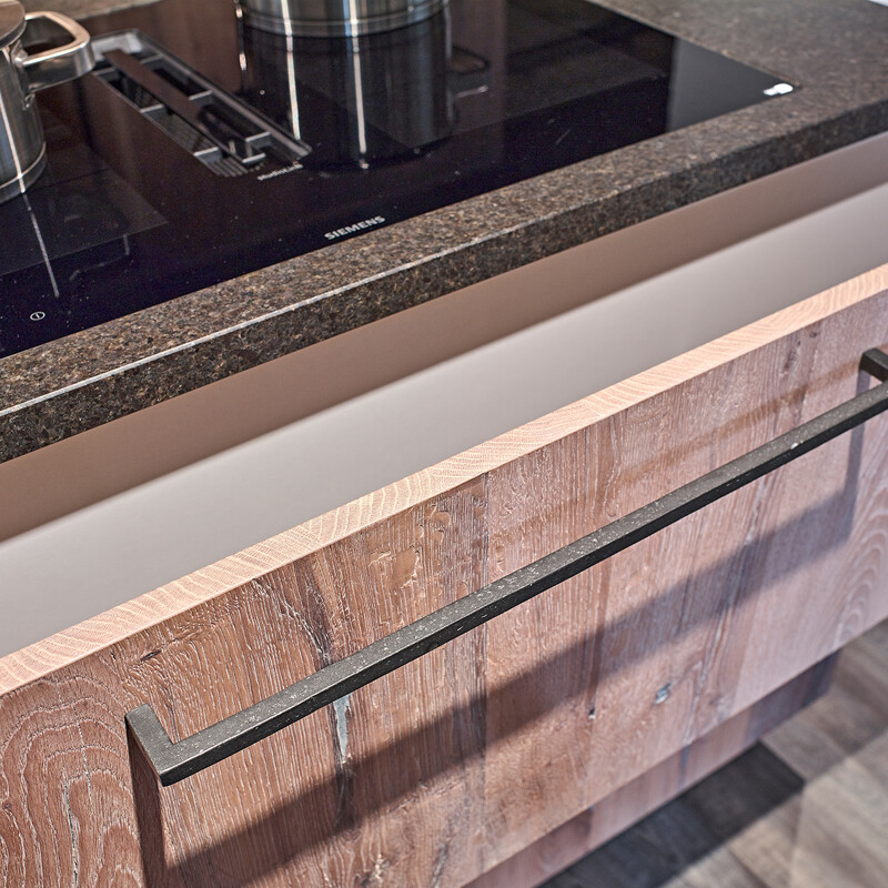 Detailaanzicht van een houten keuken met lange greep van Ekelhoff uit Nordhorn Duitsland