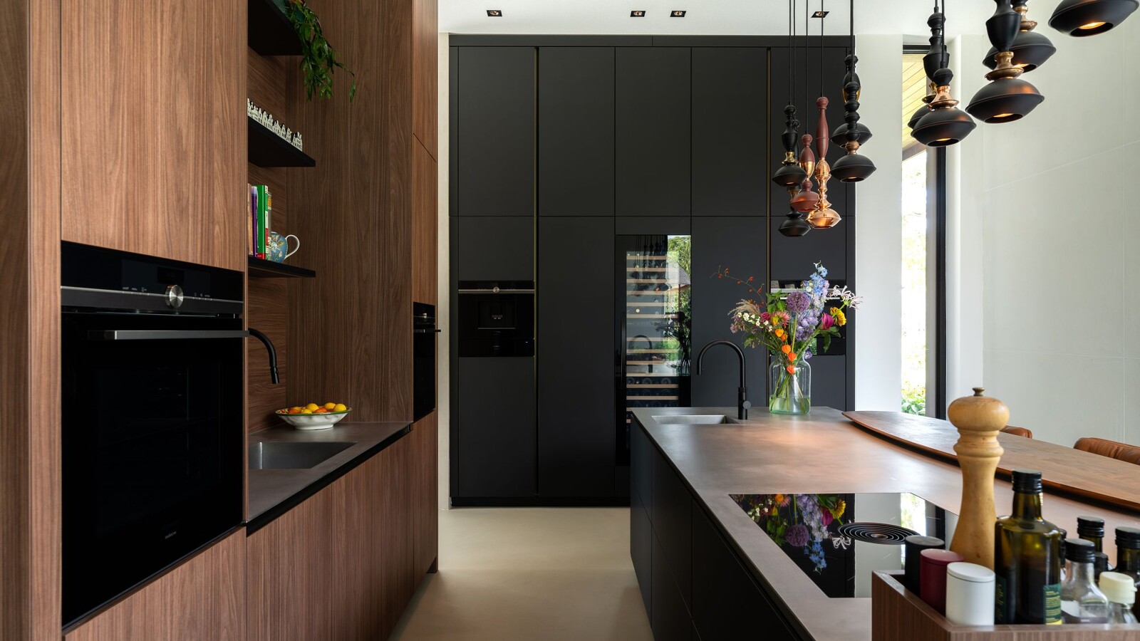 SieMatic SLX Pure Küche in Nussbaum und Mattschwarz