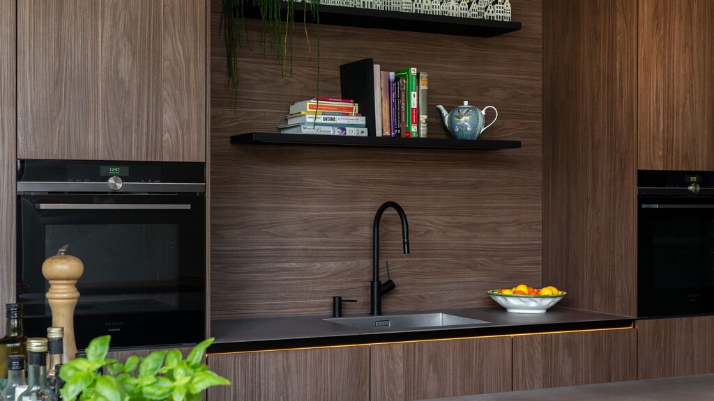 SieMatic Pure keuken in Walnut Lincoln notenhout met rvs keukenblad-Ekelhoff Keukens, Nordhorn