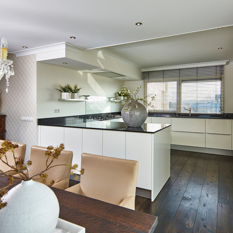 Weiße grifflose G-Küche von Ekelhoff Küchen Nordhorn