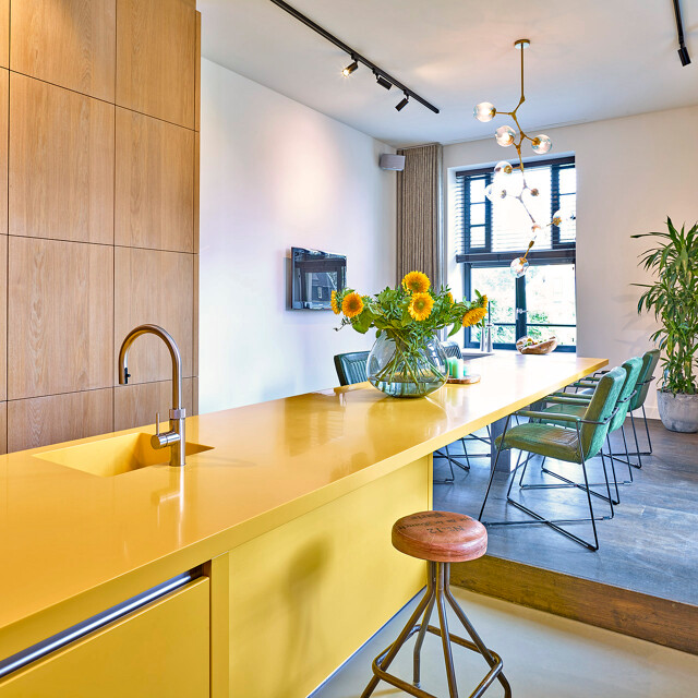 Gele keuken met keukeneiland kopen bij Ekelhoff Keukens