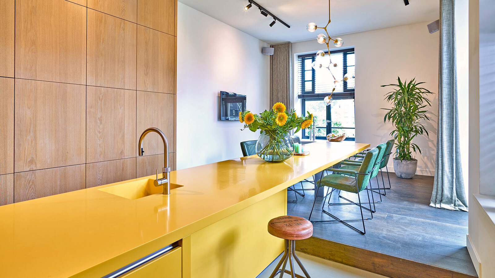 Gelbe Küche mit Kücheninsel kaufen bei Ekelhoff Küchen