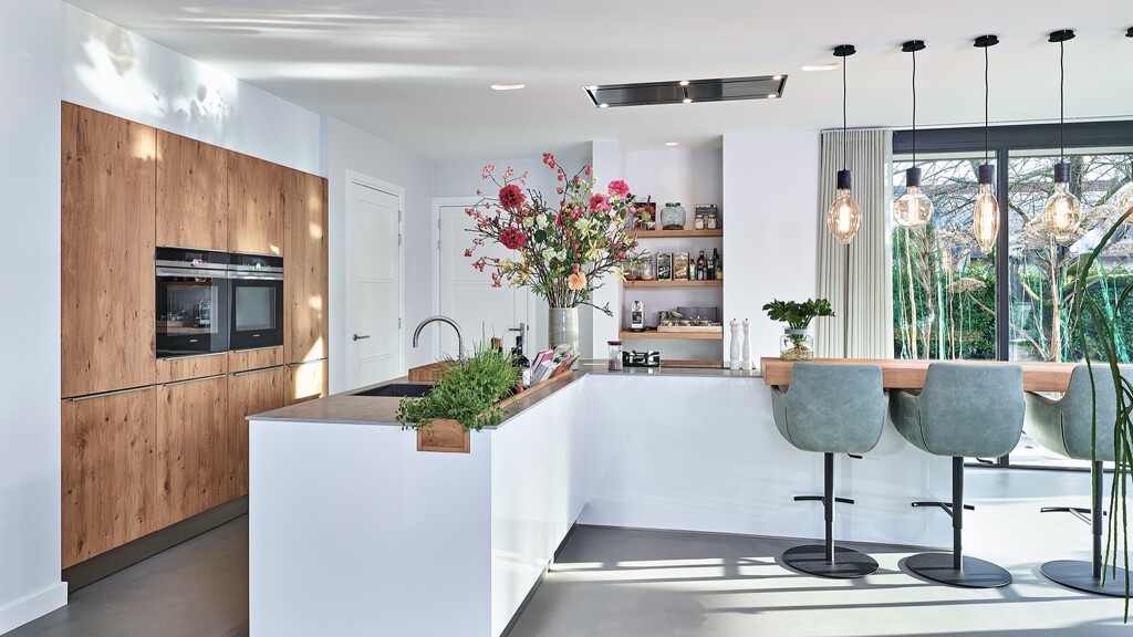 Luxe keuken met keukeneiland en kastenwand op maat