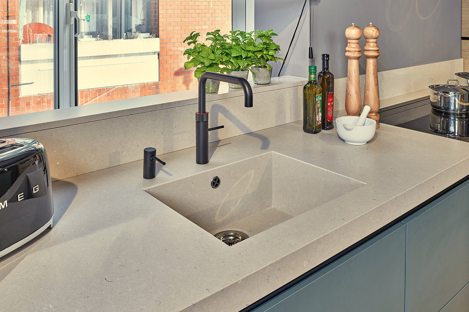 Showroomkeuken: Groene next125 designkeuken met  silestone composiet keukenblad en spoelbak