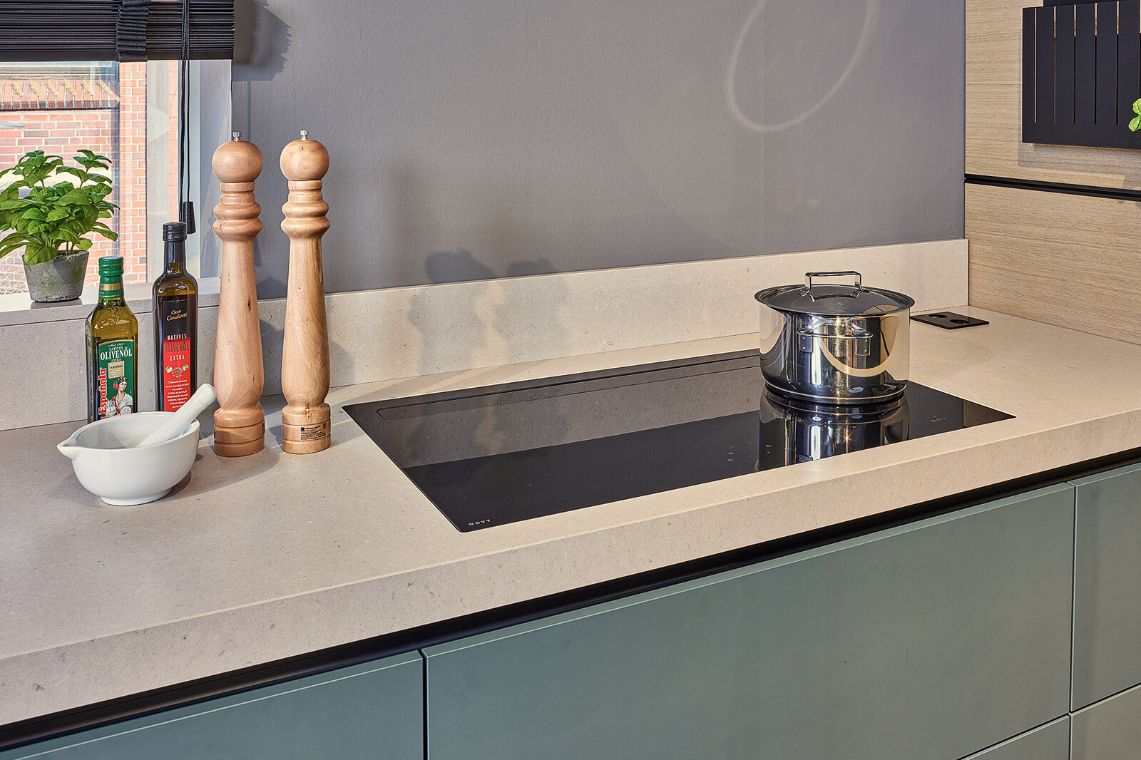Showroomkeuken: Groene next125 designkeuken met  silestone composiet keukenblad