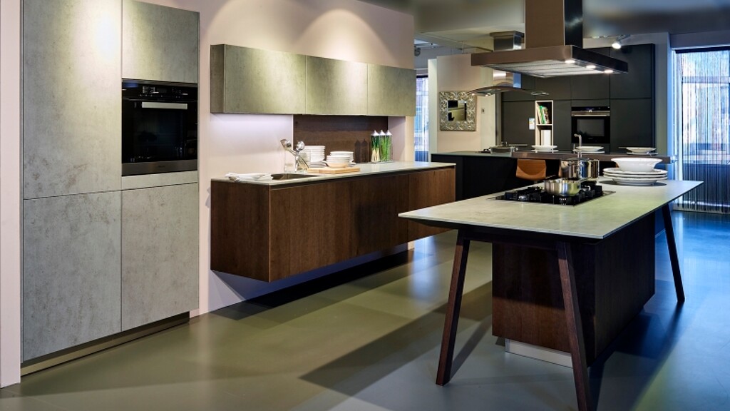 Küche mit Kochtisch von next125 in Betonoptik und dunklem Holz