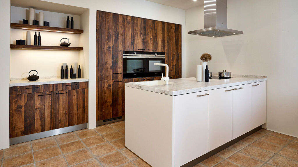 Keuken met schiereiland - Chaleteiken - Magnolia showroomkeuken van Ekelhoff Keukens in Duitsland