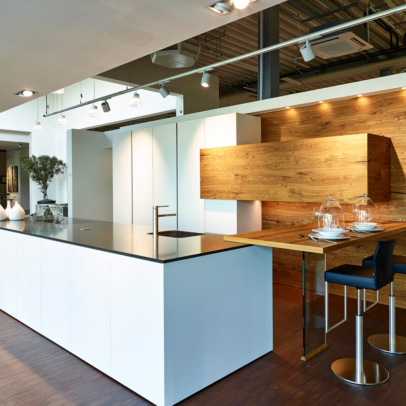 Maßgefertigte Küche mit Insel in Weiß und Eiche - Unikat by Ekelhoff