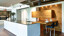 Maatwerk keuken met kookeiland in wit en split-eiken hout