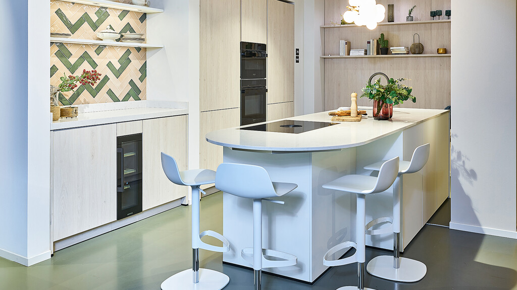 Keukeneiland met rond keukenblad-Kuchenhaus Ekelhoff-Nordhorn, Koje 78