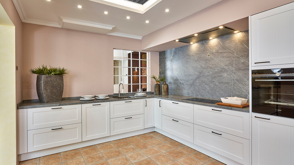 Landelijke hoekkeuken van Contur met Sky Blue graniet werkblad en achterwand - Ekelhoff Keukens in Nordhorn