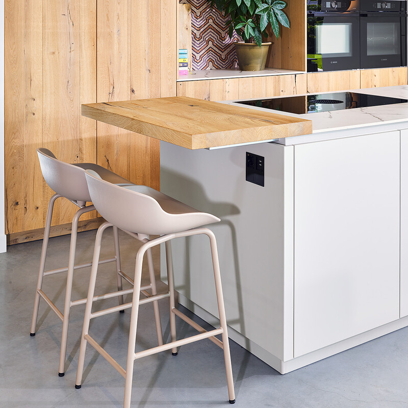 Maatwerkkeuken in balken-eikenhout met keukeneiland van Ballerina. De barplaat biedt plaats aan twee barkrukken.