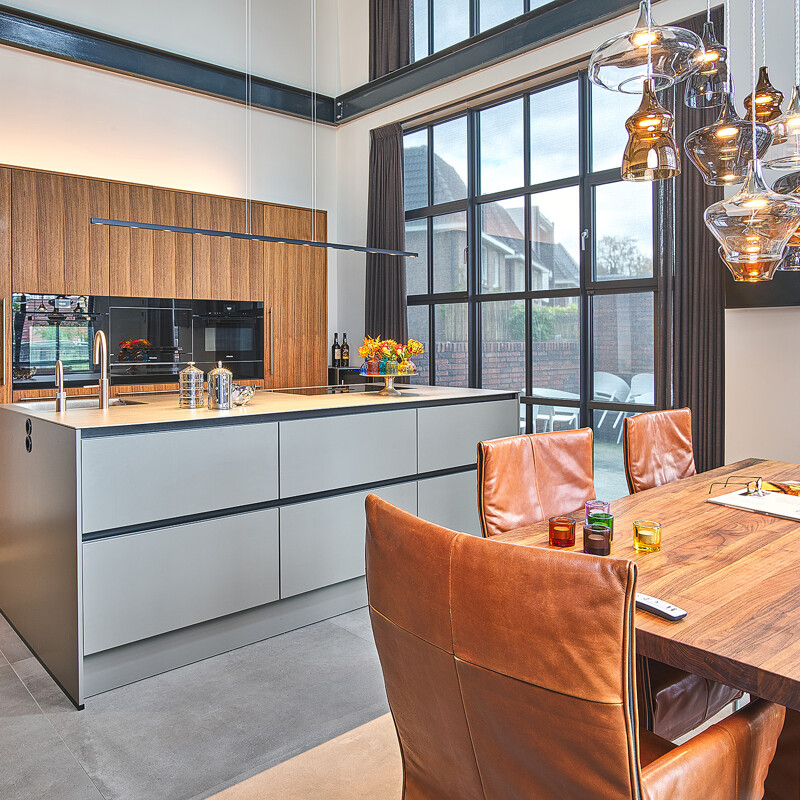 Maatwerkkeuken Unikat by Ekelhoff in notenhout en terragrijs fluweelmat - Ontdek Ekelhoff Küchen in Nordhorn