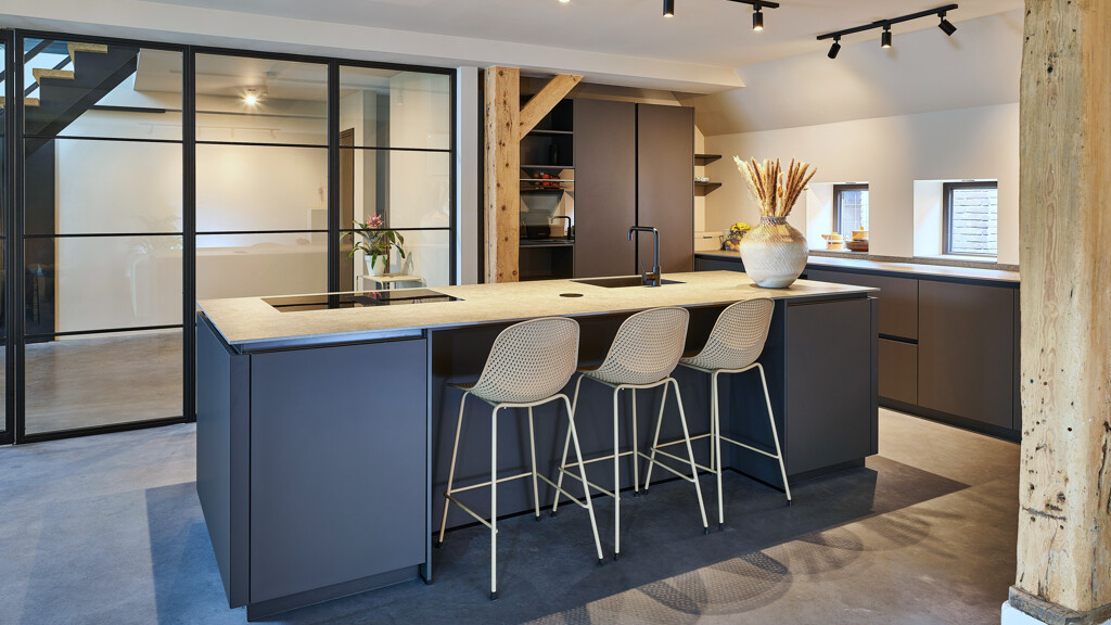 Moderne schwarze Inselküche von Contur - realisiert von Ekelhoff Küchen in Nordhorn.