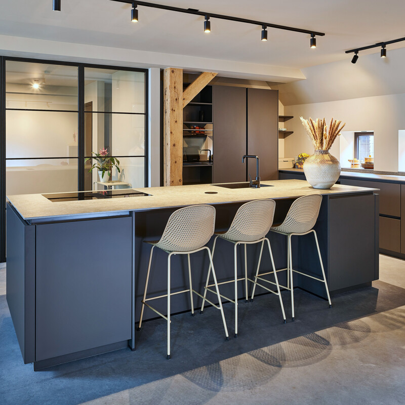 Moderne schwarze Inselküche von Contur - realisiert von Ekelhoff Küchen in Nordhorn.