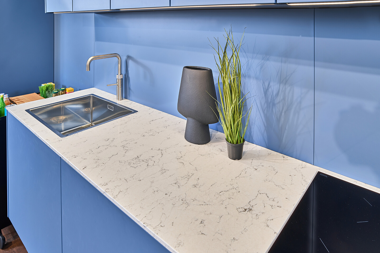 Showroomkeuken: next125 Blauwe designkeuken met wit composiet keukenblad