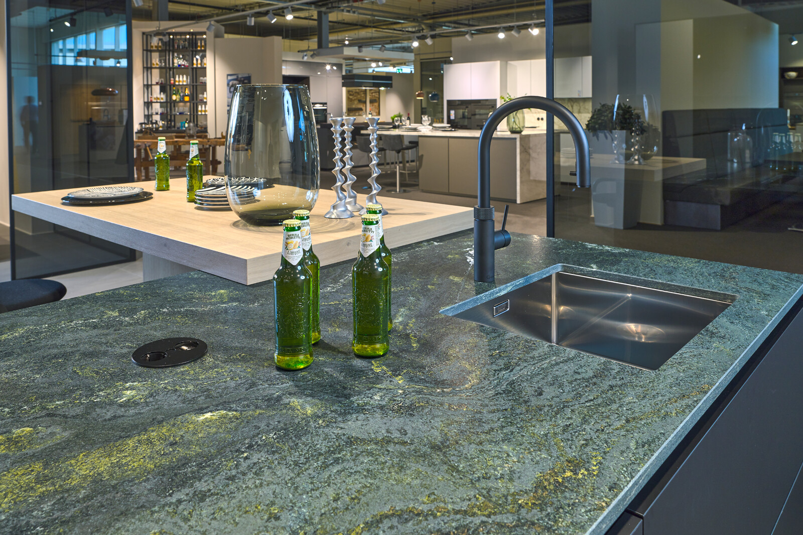 Showroomkeuken: next125 designkeuken met groen granieten keukenblad Panoia mat