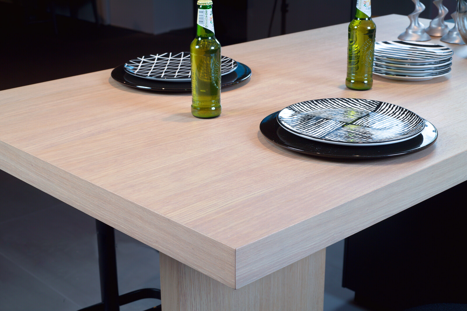 Showroomkeuken: next125 designkeuken met groen graniet aanrechtblad en houten bartafel