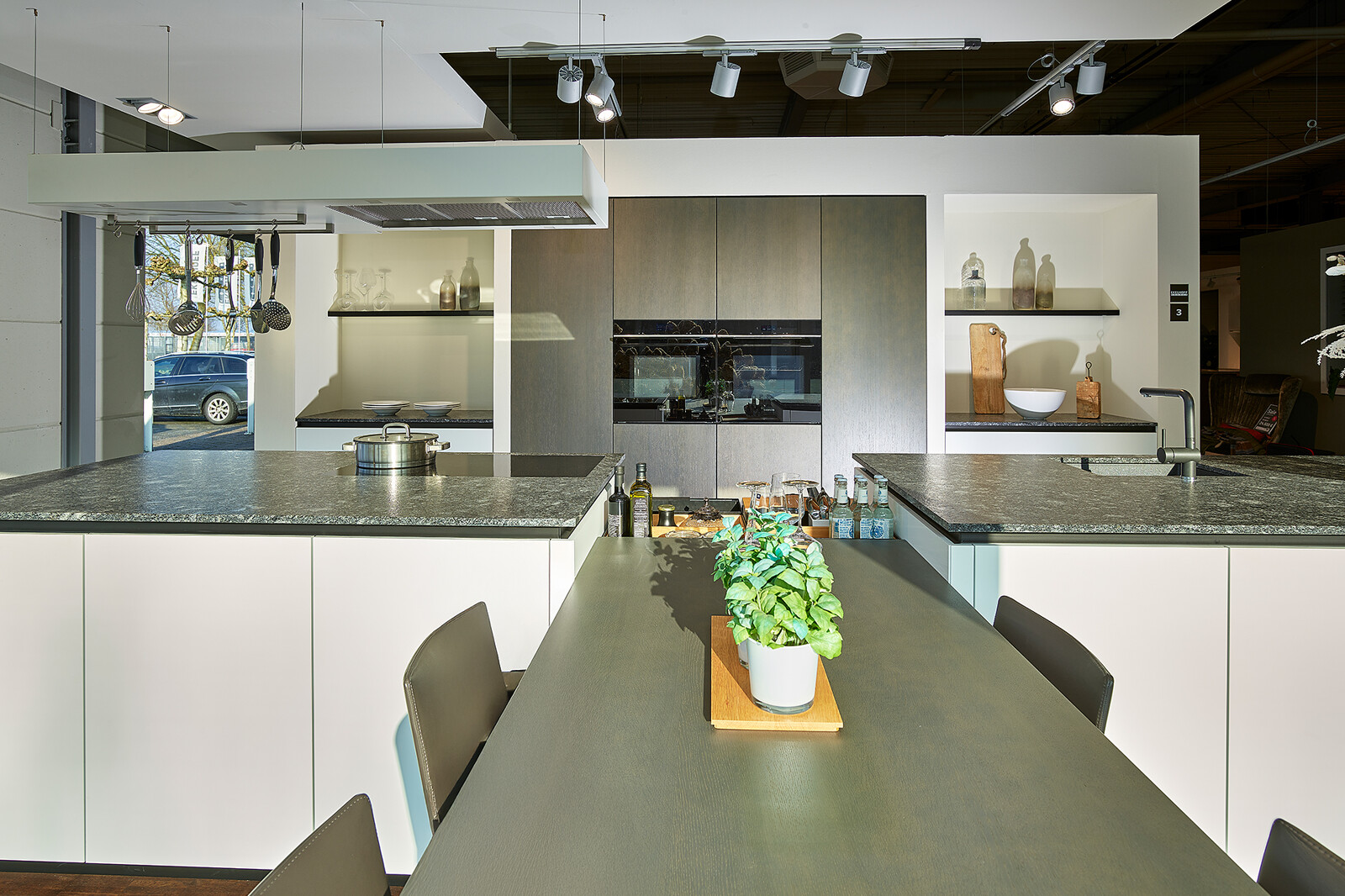 next125 eilandkeuken in wit en grafietgrijs eiken elegant fineer met eettafel |Ekelhoff Keukens