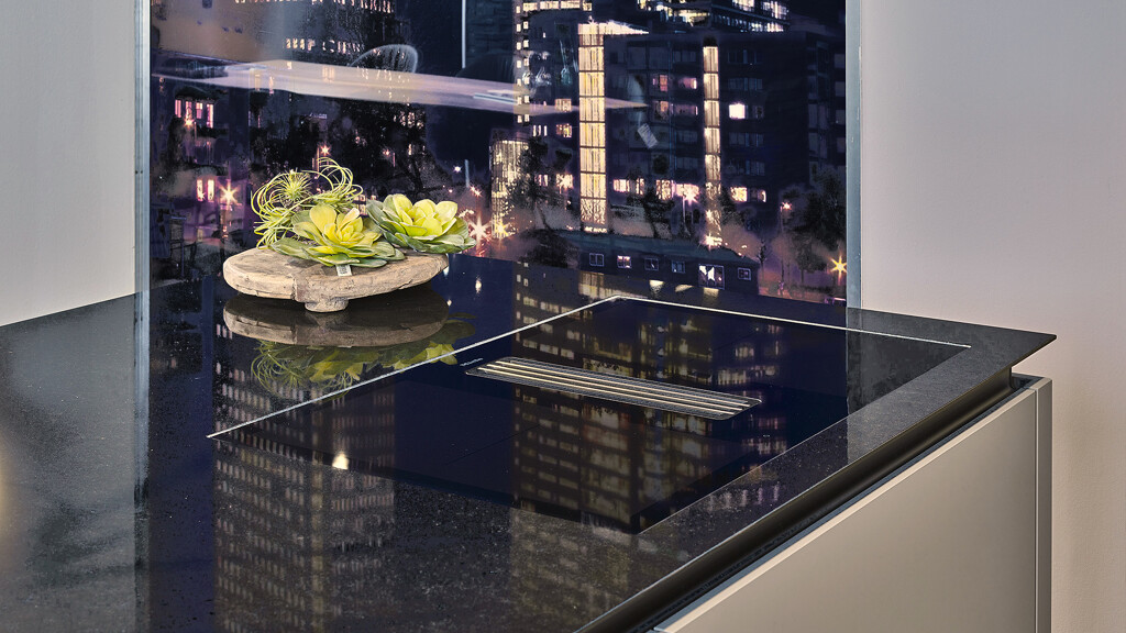 Aanbieding: luxe keuken van next125 met granieten blad en Miele apparatuur incl kookplaat met afzuiging. Bij Ekelhoff Keukens in Nordhorn