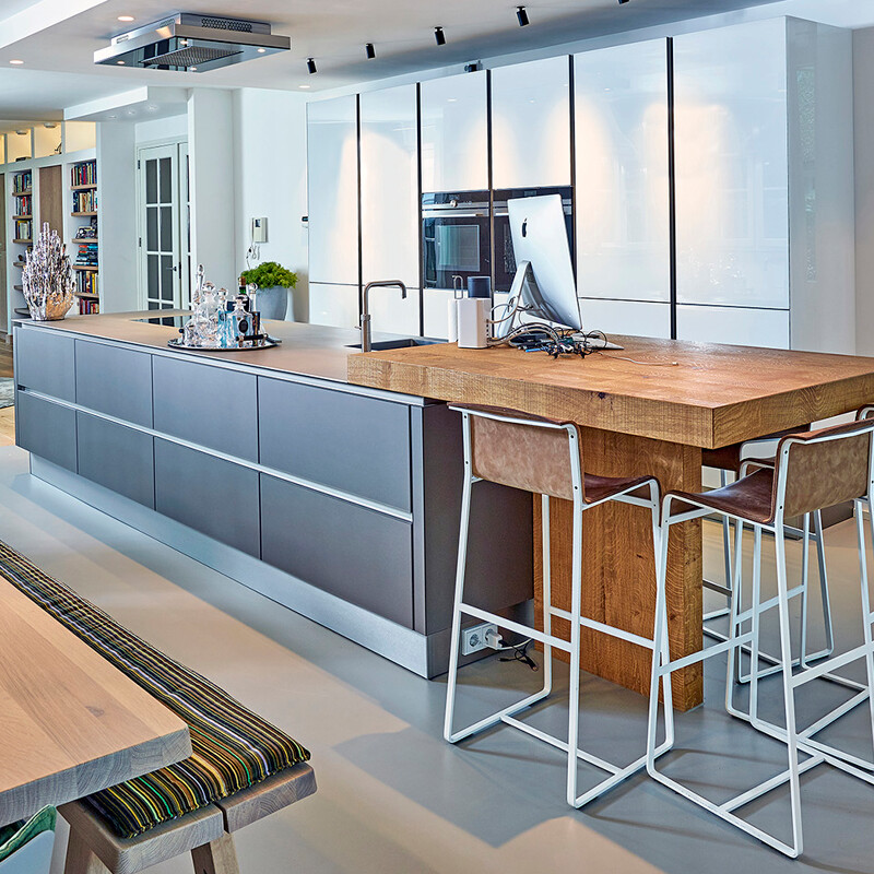 Keuken op maat van next125 keuken met glasfronten van Ekelhoff Keukens Duitsland