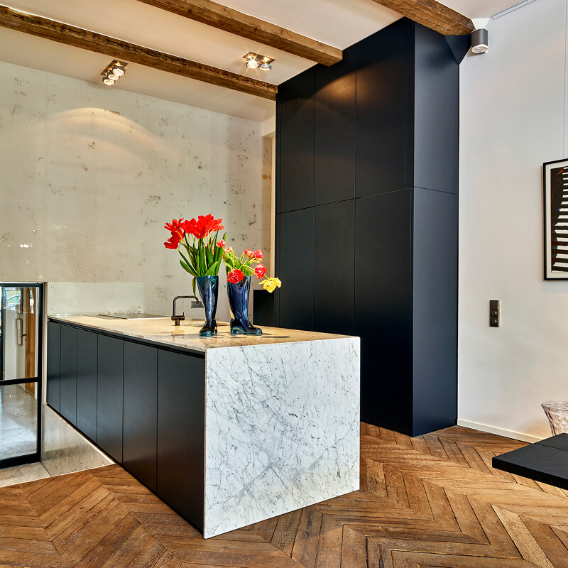 next125 NX500 blauwe keuken met Carrara marmeren werkblad