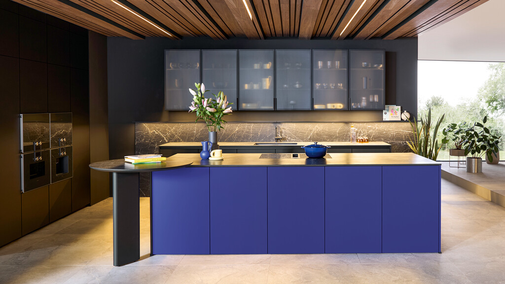 next125 keuken in de nieuwe frontkleur ultramarijn fluweelmatlak in combinatie met het SensiQ onyxzwart fijnmat front 