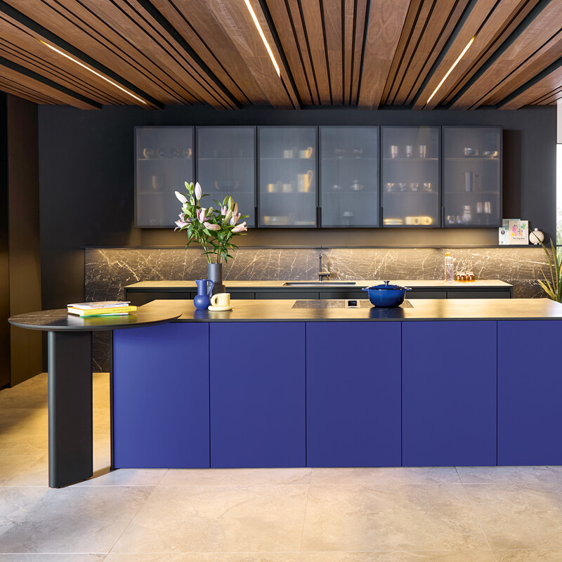 next125 Küche in der neuen Frontfarbe Ultramarin Samtmatt-Lack in Kombination mit der Feinmattfront SensiQ onyxschwarz feinmatt 