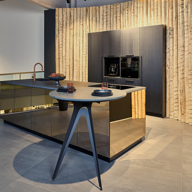 next125-the fireplace-Spiegelglas Bronze-schwarzes Holz-Ekelhoff Küchen, Nordhorn