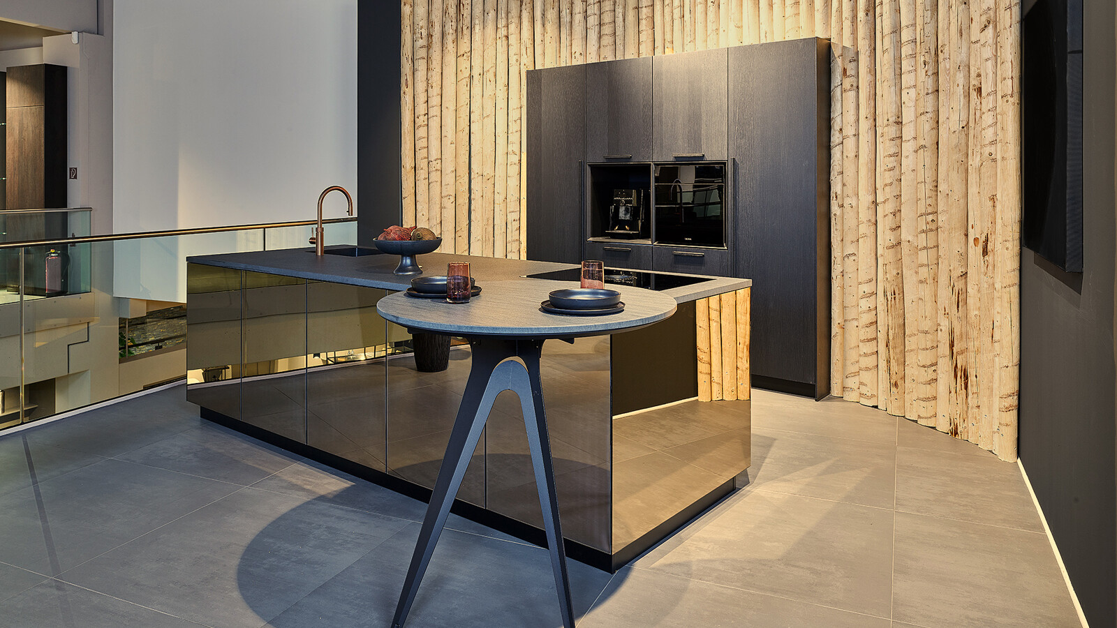 next125-the fireplace-Spiegelglas Bronze-schwarzes Holz-Ekelhoff Küchen, Nordhorn