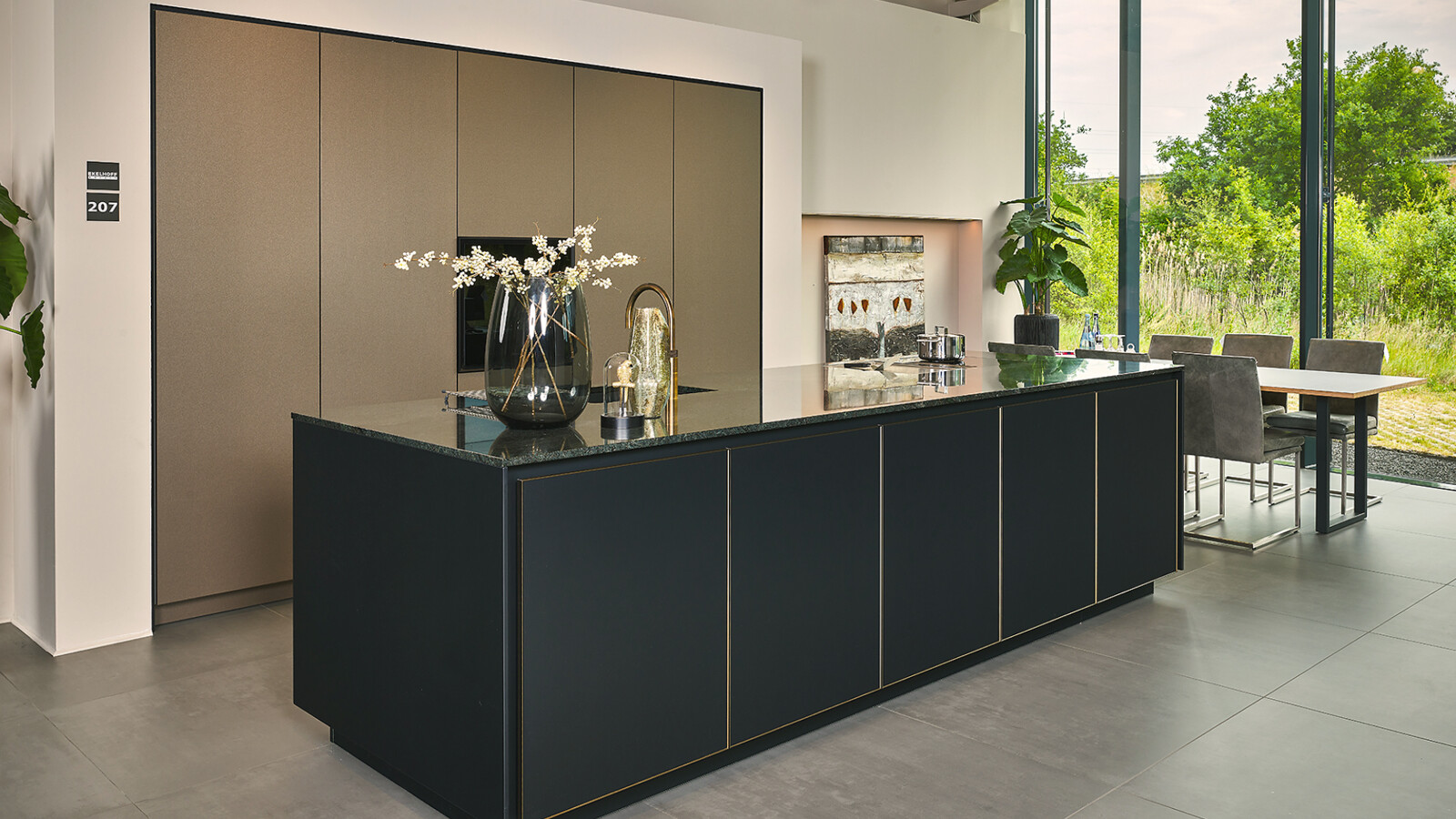 Poggenpohl Segmento Küche in Mattschwarz und Bronze mit Kücheninsel und Diorit-Arbeitsplatte