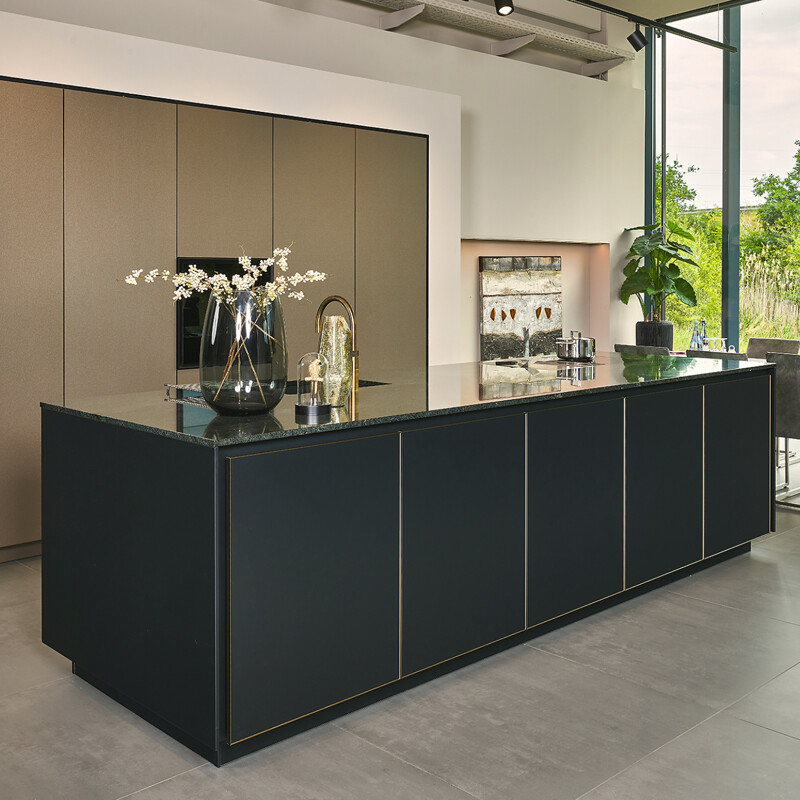 Poggenpohl Segmento keuken in matzwart en brons met keukeneiland en dioriet keukenblad