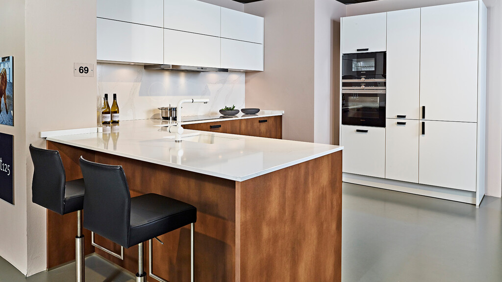 U-keuken  met schiereiland in bronskleur en wit van Contur. Ekelhoff Keukens